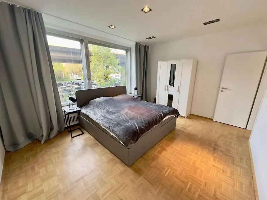 Schoenster Rheinblick Messe Parken Luxus 10 Person デュッセルドルフ 0*,  ドイツ
